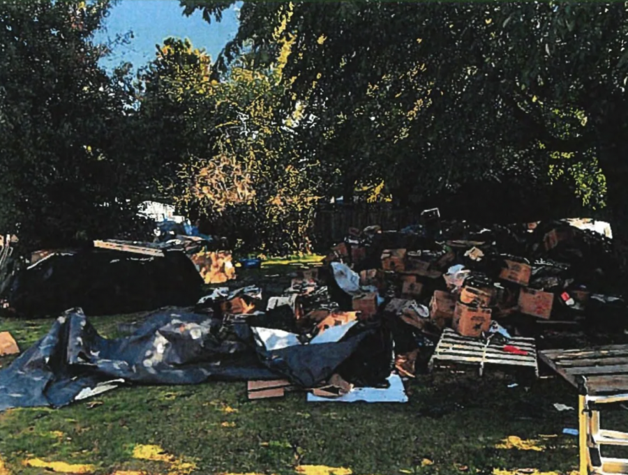 市府人員發現堆砌的紙板和垃圾。 市府圖