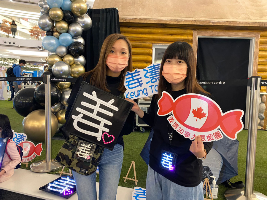 「加拿大姜濤應援團」成員Chelsea和Hailey。