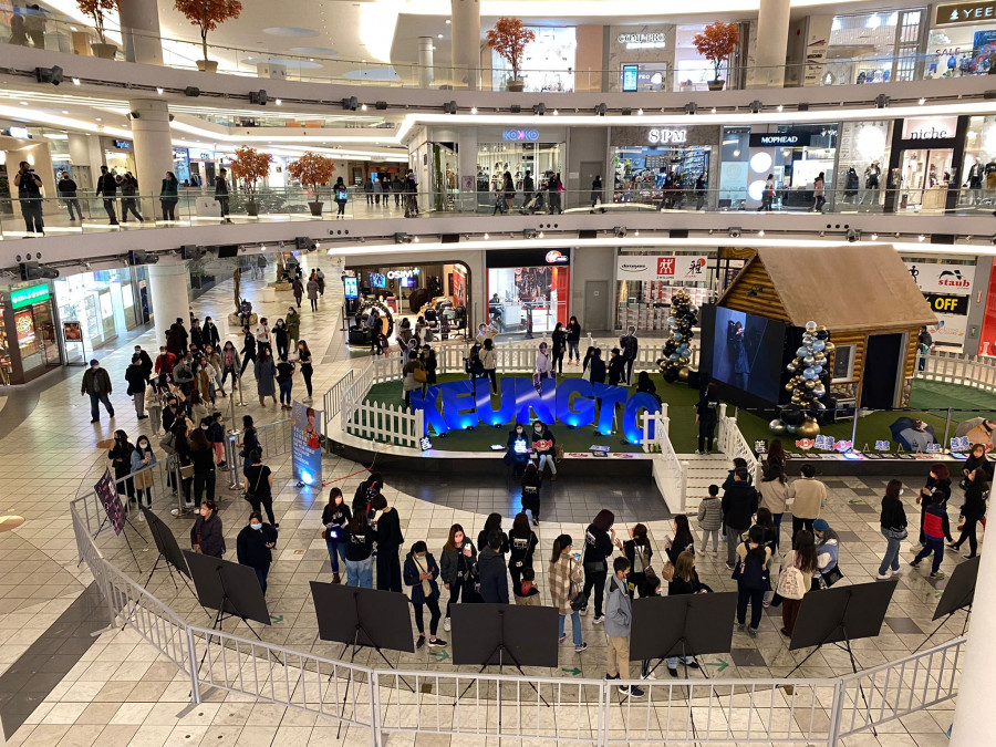 《姜濤出道三周年展覽》的第一天就看到源源不斷的人龍。