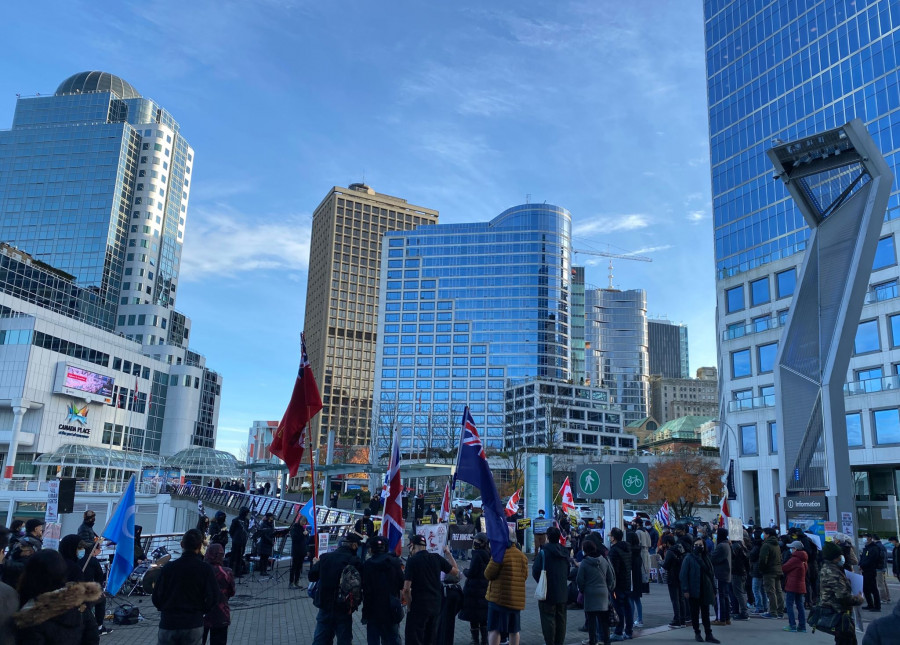 到場人士手持反對北京冬奧的標語牌並高呼口號。