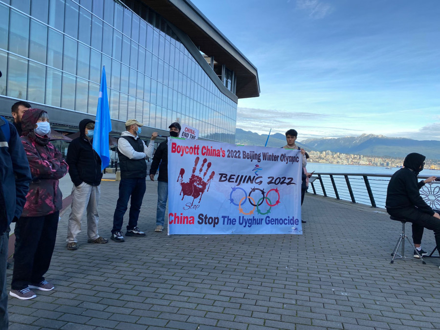 周日，在溫哥華會議中心外有「抵制2022北京奧運示威活動」。
