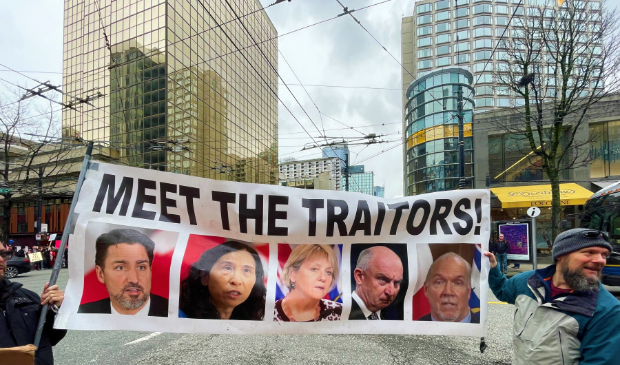 反疫苗者高舉印有官員的標語,以表不滿。星島記者王弘樹攝