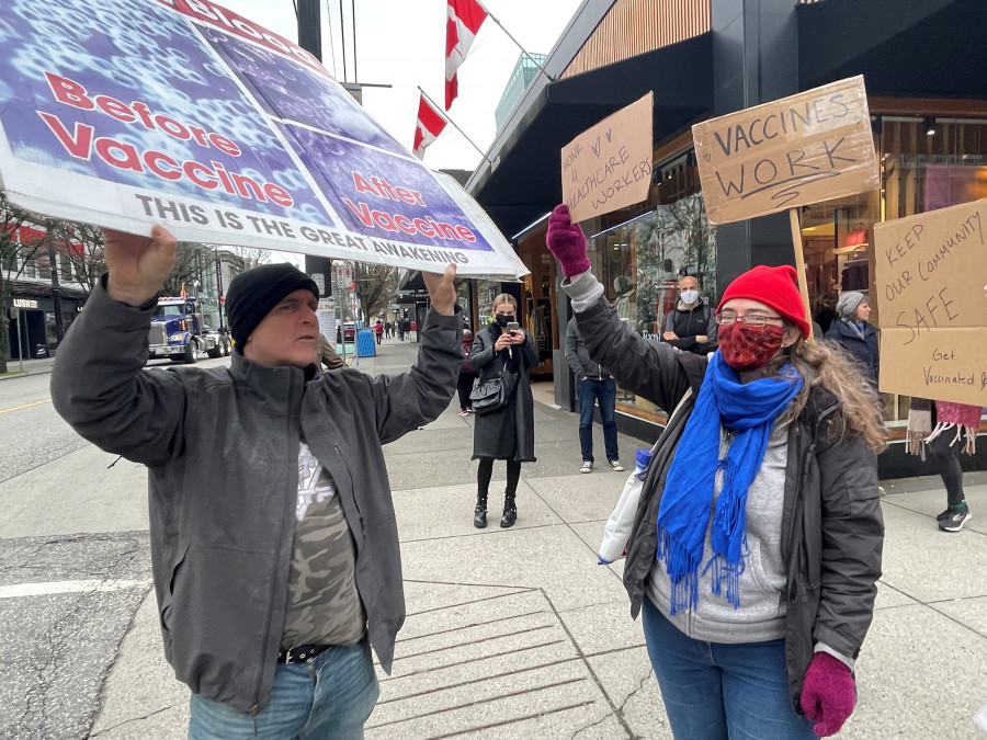 反疫苗者叱罵支持疫苗者。星島記者王弘樹攝