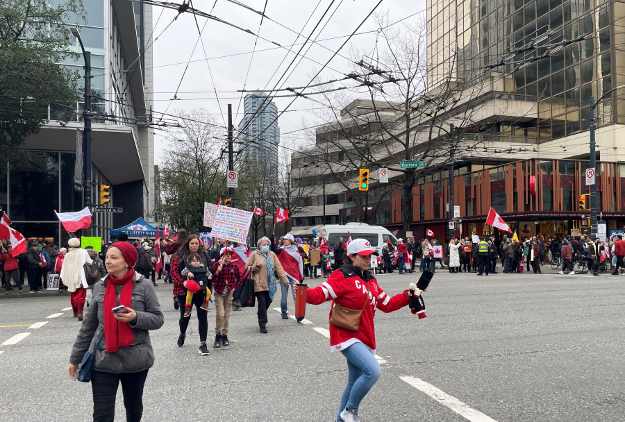 反疫苗者在馬路中心歡呼起舞。星島記者王弘樹攝