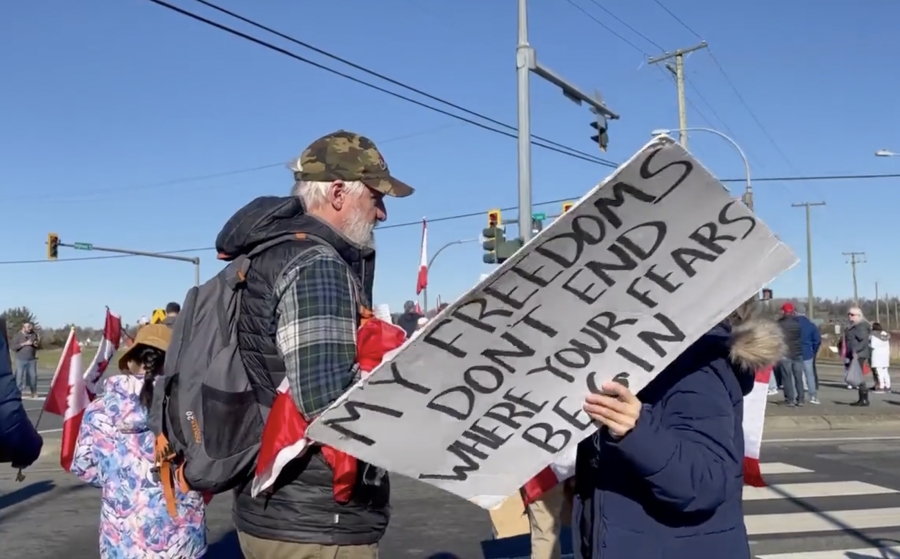 支持者抵達太平洋公路加美邊境。Global圖片