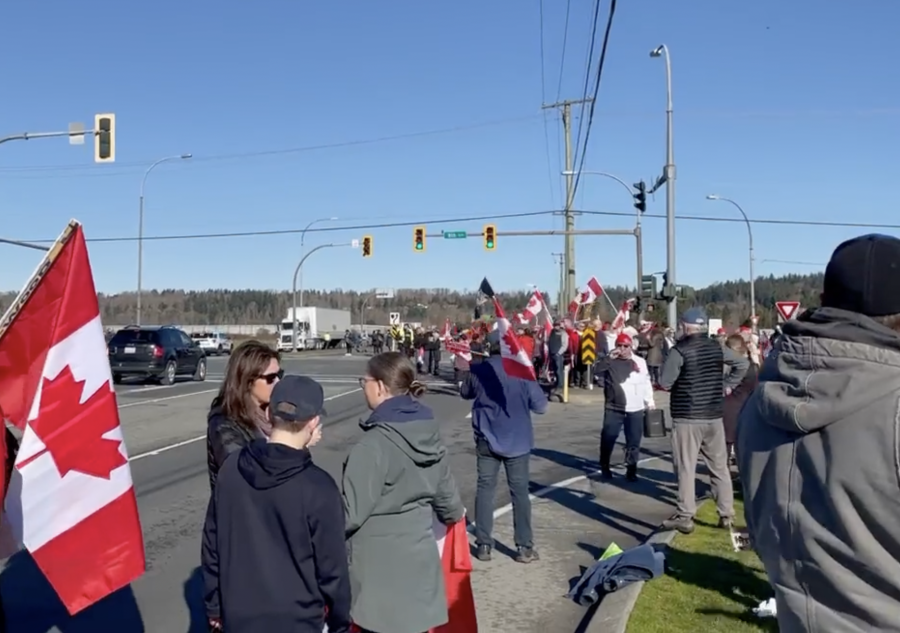 示威者高舉旗幟、標語及鳴笛。 Global圖片