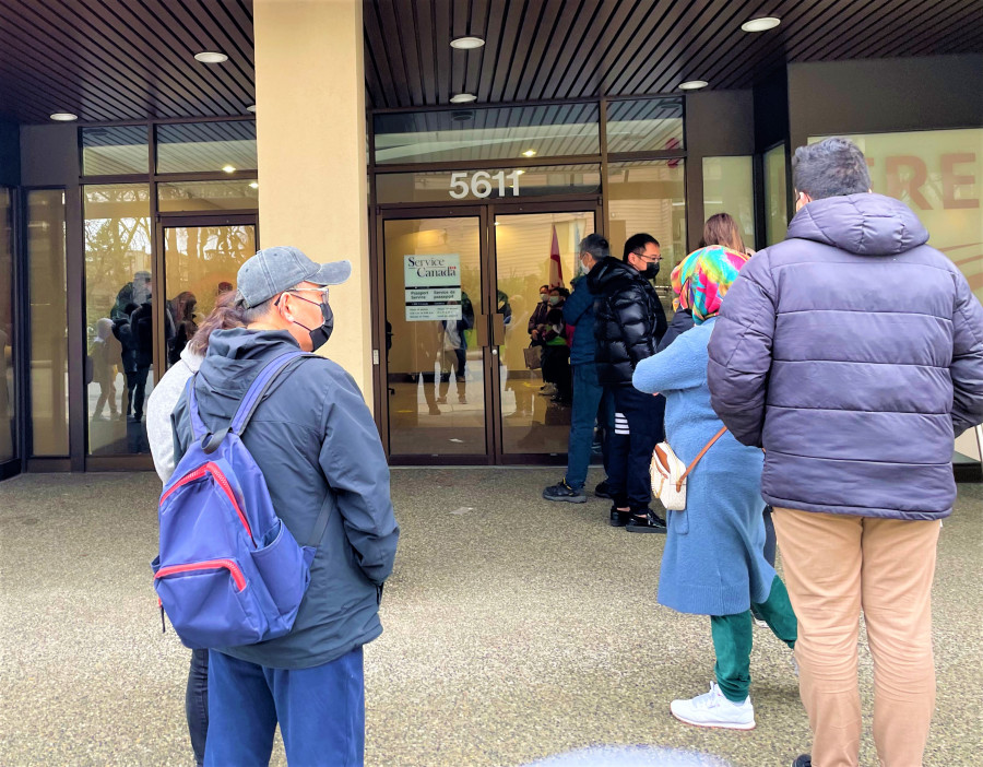 列市的加拿大服務局亦出現辦理護照的人龍。星島記者王弘樹攝