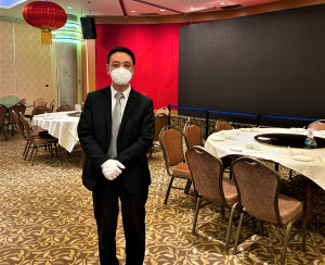 阮景表示酒樓員工仍會佩戴口罩工作。星島記者攝