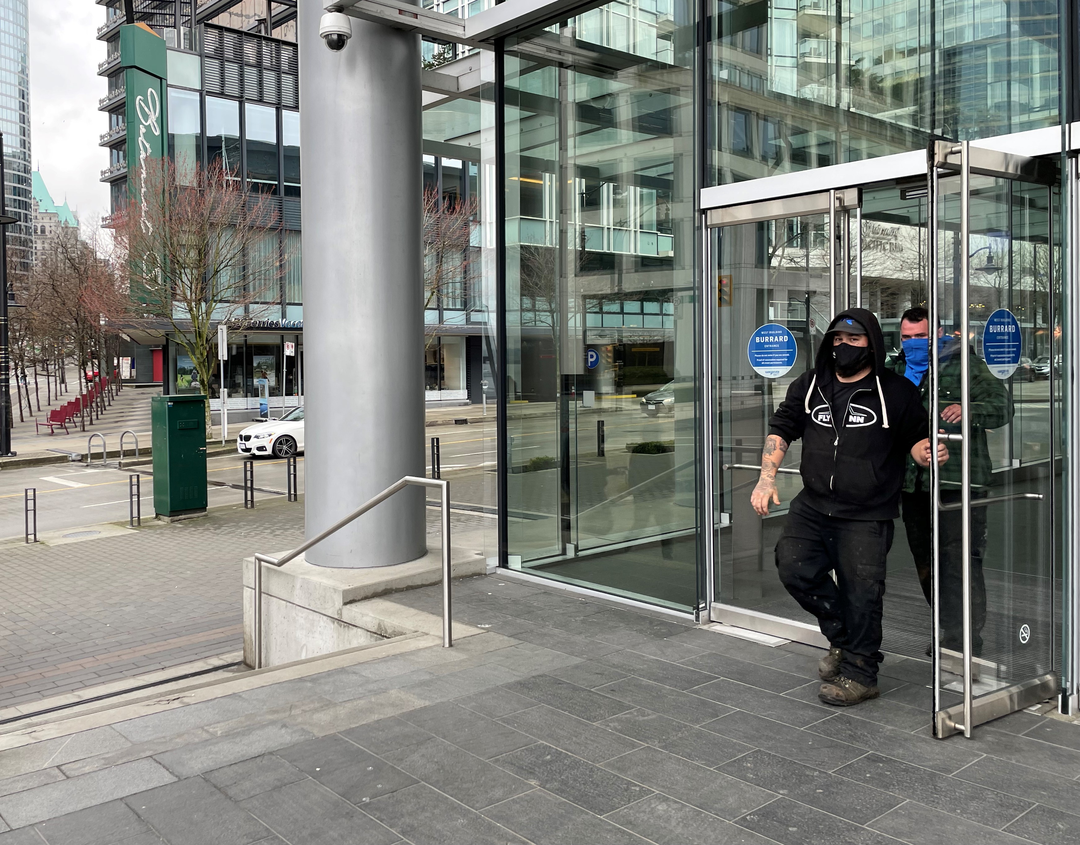 會議廳內的工作人員佩戴口罩工作。星島記者王弘樹攝