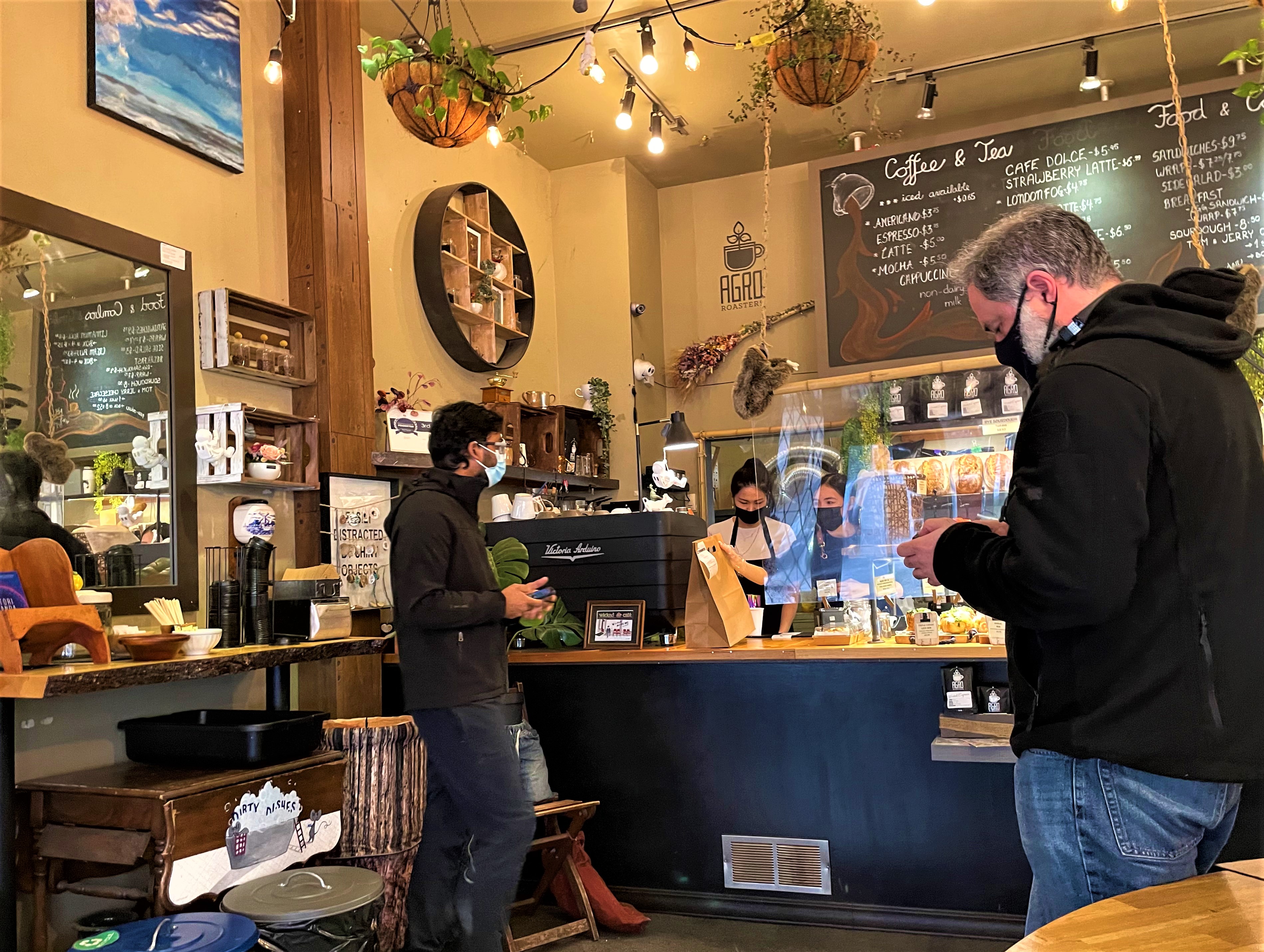 咖啡廳內顧客及店員都佩戴口罩。星島記者王弘樹攝