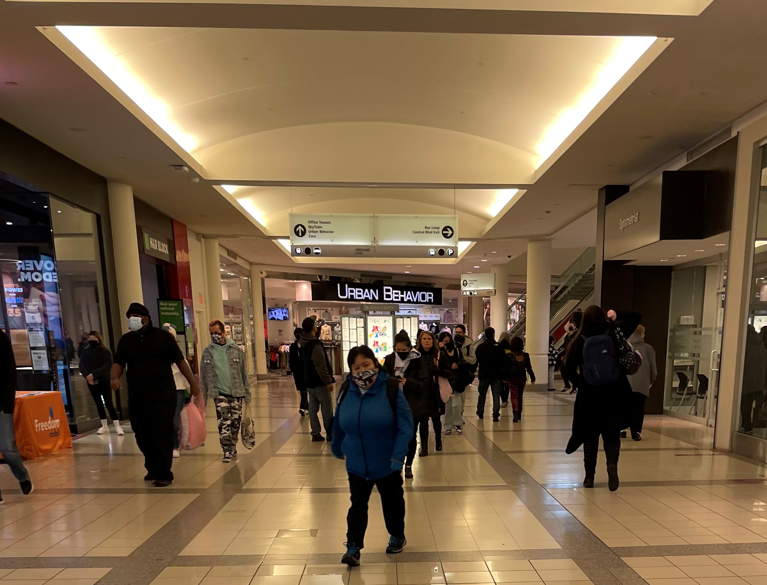 本拿比鐵道鎮購物廣場的顧客多數佩戴口罩。星島記者王弘樹攝