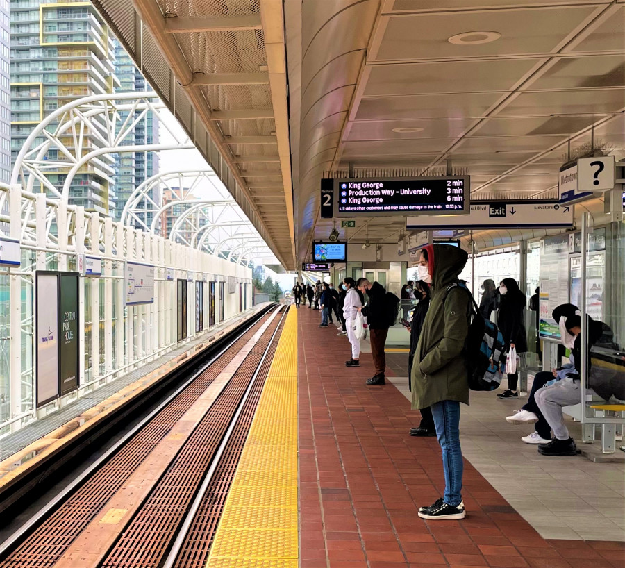 天車站內僅有少於乘客沒有佩戴口罩。星島記者王弘樹攝