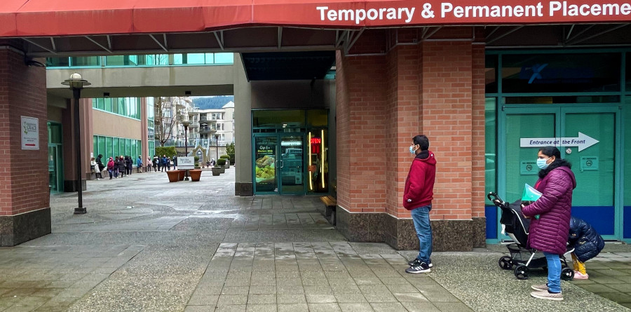 在高貴林的加拿大服務局，有市民看到人龍後無奈離開。星島記者王弘樹攝