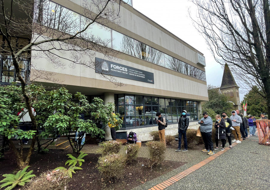 有留學生趁課間結伴出來辦社保號，但被告知須等一個小時以上。星島記者王弘樹攝