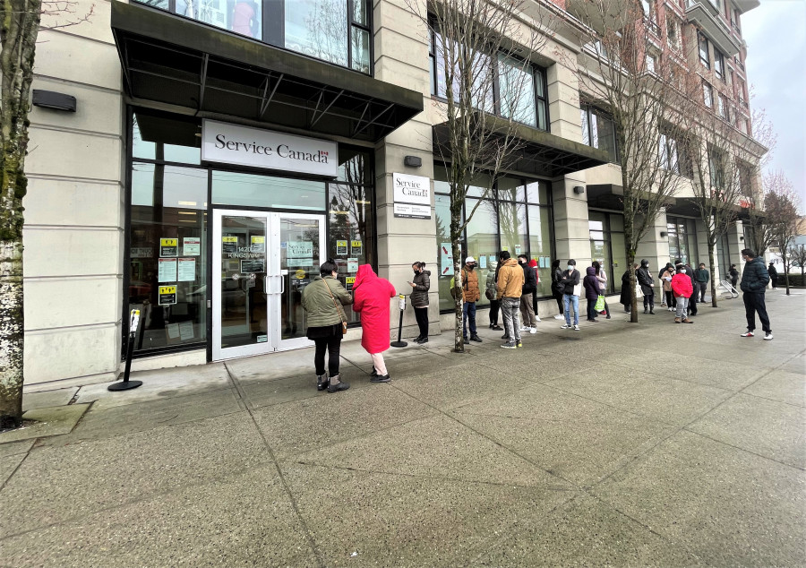 溫哥華的加拿大服務局門外，不少居民冒雨等候辦理護照業務。星島記者王弘樹攝