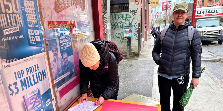 有非華裔居民對於壁畫被破壞,親自前來簽名以表不滿。星島記者攝