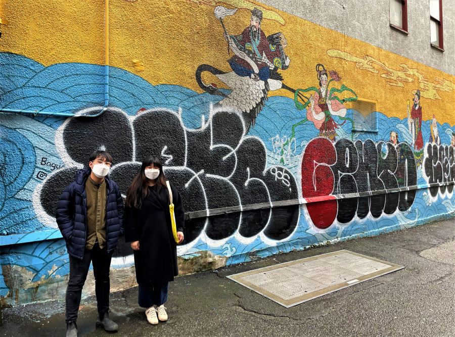 其中兩位壁畫作者曹碩(左一)與易夢原(左二)。星島記者攝