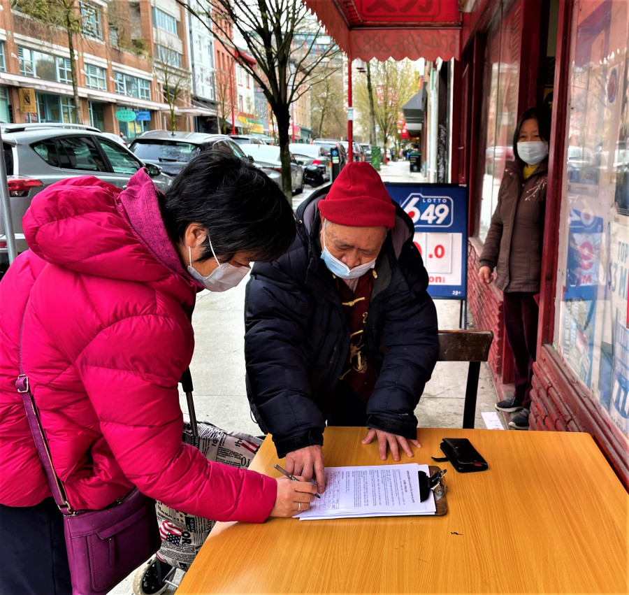 劉彼德(左二)在現場號召民眾聯署。星島記者攝