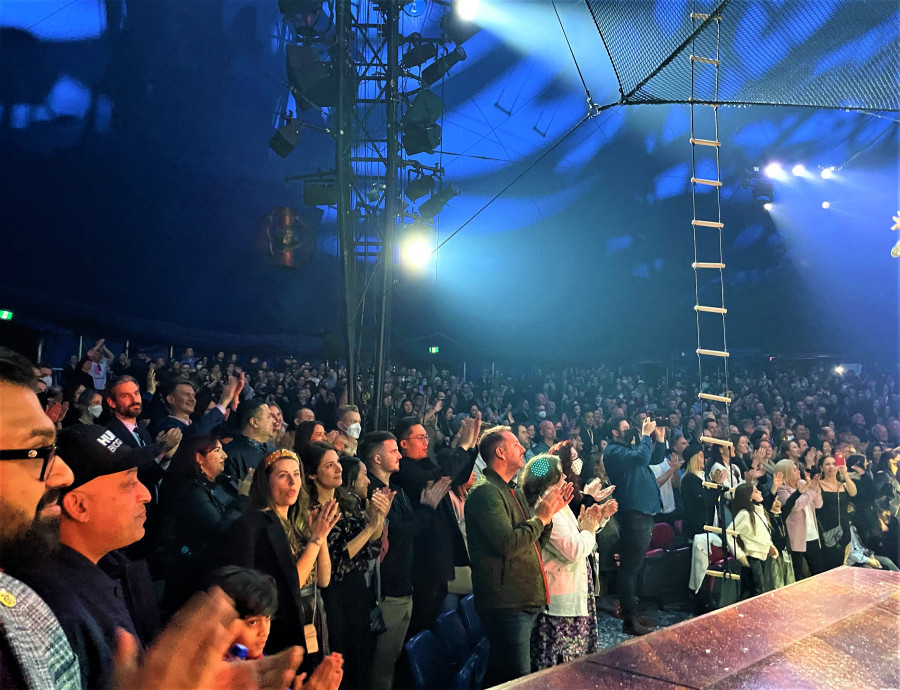 現場觀眾在演出結束後站立鼓掌,並為演員打氣。星島記者王弘樹攝