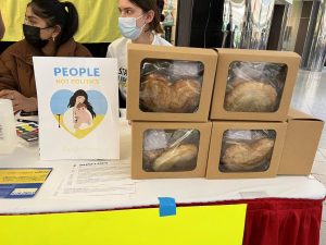 在兩天的義賣活動中，所有的食品已經售罄。公關提供