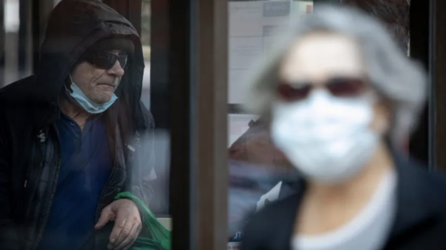 安省於周一起不再強制民眾在學校以及零售等場所佩戴口罩。CBC