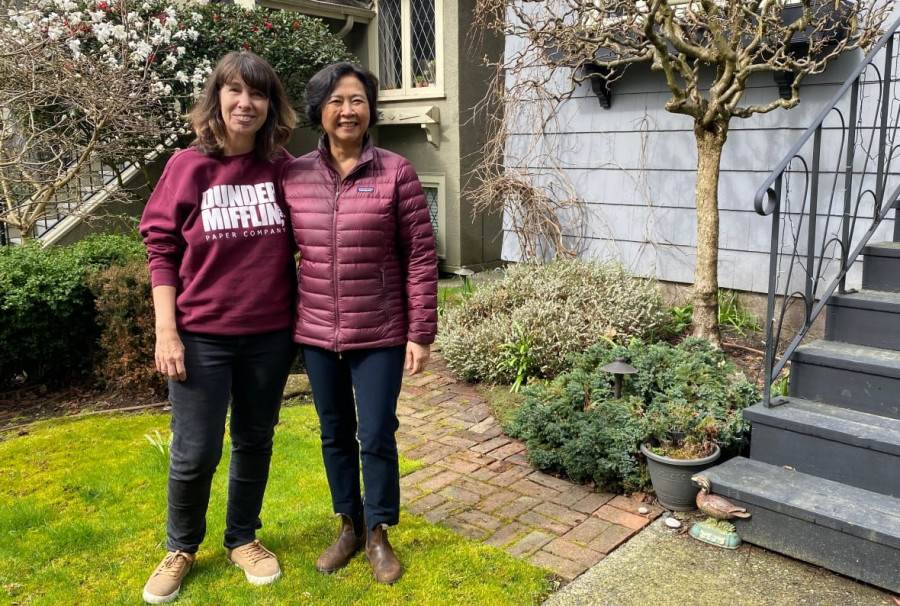 羅賓遜(左一)與金德拉丘克(左二)正努力接待烏國難民。CBC