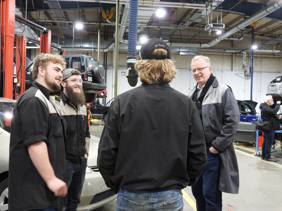 省能源廳長賴賜淳(右一)與技術工人交流。賴賜淳推特