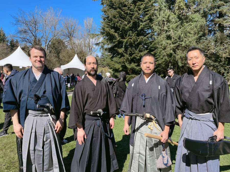 溫哥華英信流居合道的劍術表演者合照。星島記者王弘樹攝