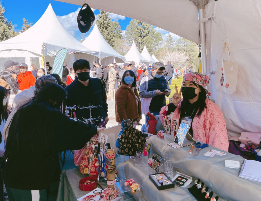 店員對於生意銷售額感到滿意。星島記者王弘樹攝