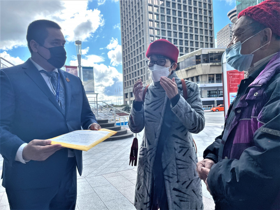 屈潔冰（中間）與劉彼德（右一）向省長辦公室代表遞交請願信。星島記者王弘樹攝