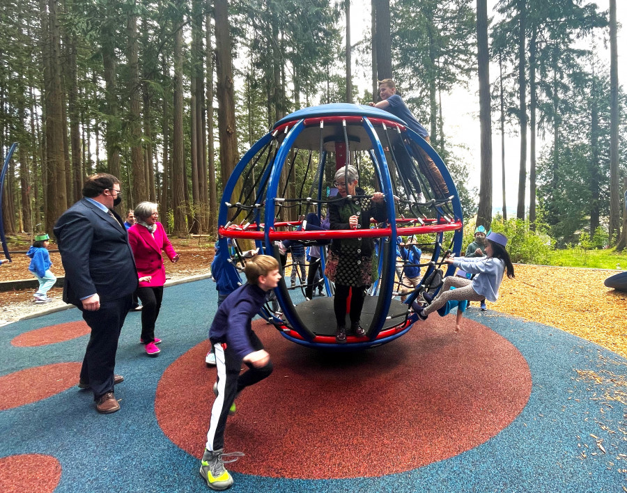 羅品珍與學童試玩新興建的遊樂設施。星島記者王弘樹攝