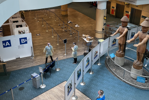 由於只有部分人會在入境時被抽樣進行核酸測試，因此無須排隊。星島記者攝