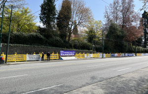 他們聚集以紀念1999年4月25日事件23周年。(星島記者攝)