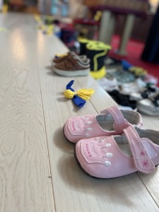 民眾被鼓勵捐贈童鞋悼念受害者。 受訪者提供