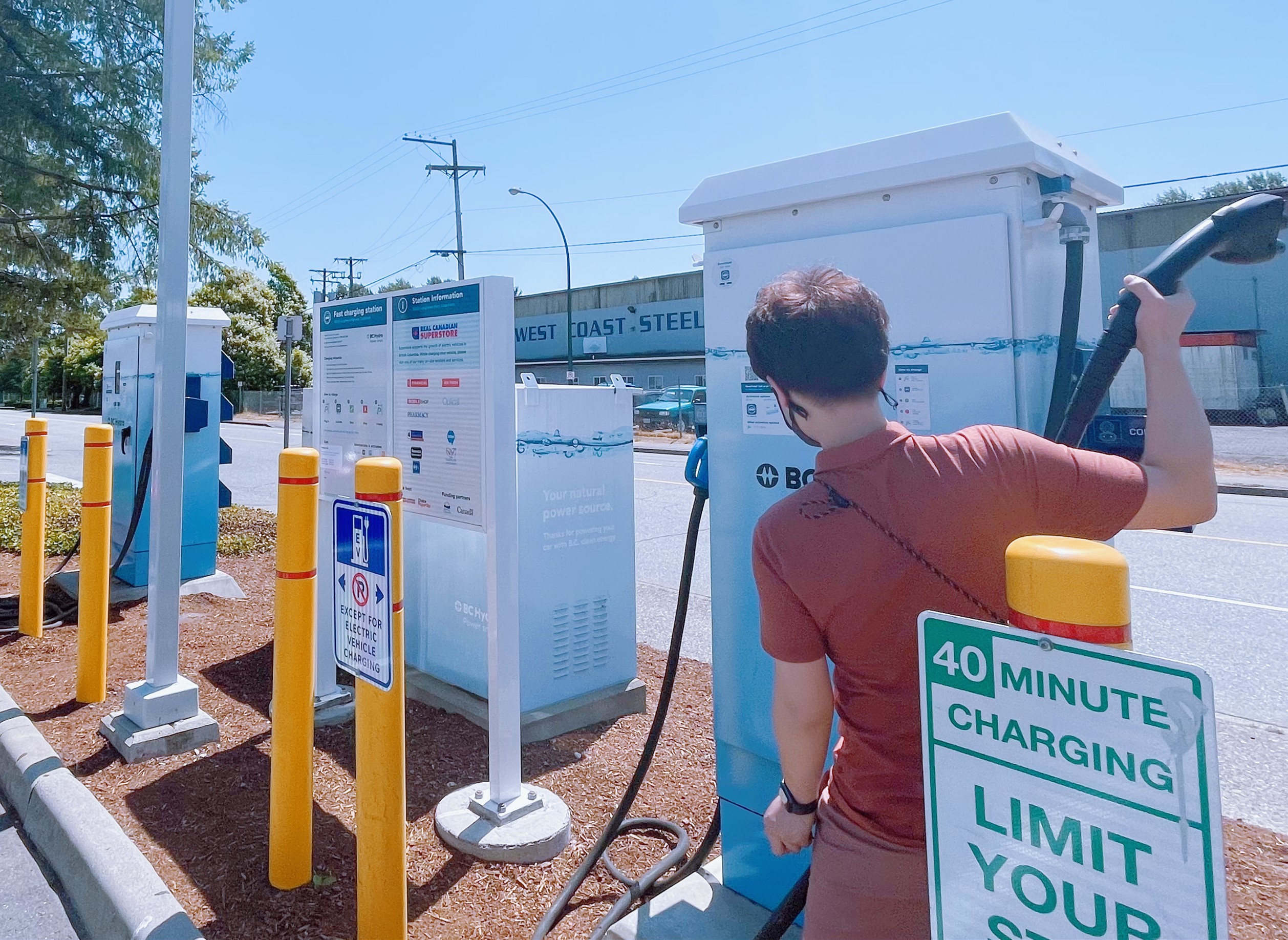 田先生稱每人充電40分鐘，意味著須等候近一個小時才能充電。星島記者王弘樹攝