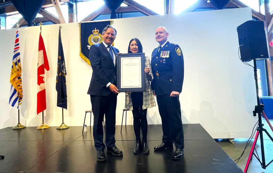 左起：甘廼迪、李佩珍、市警局長帕爾默。星島記者王弘樹攝