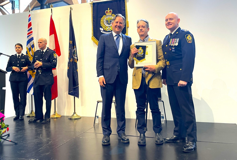 普庫爾森（左二）奮不顧身挽救被大火被困的女子。星島記者王弘樹攝