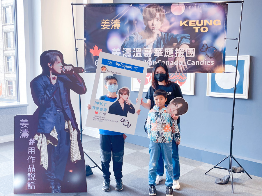 黃小姐帶同兩個小「姜糖」打卡。星島記者王弘樹攝