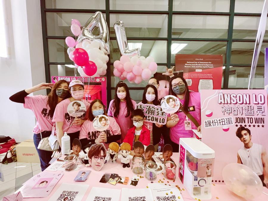 溫哥華「神徒」興奮合照。星島記者王弘樹攝