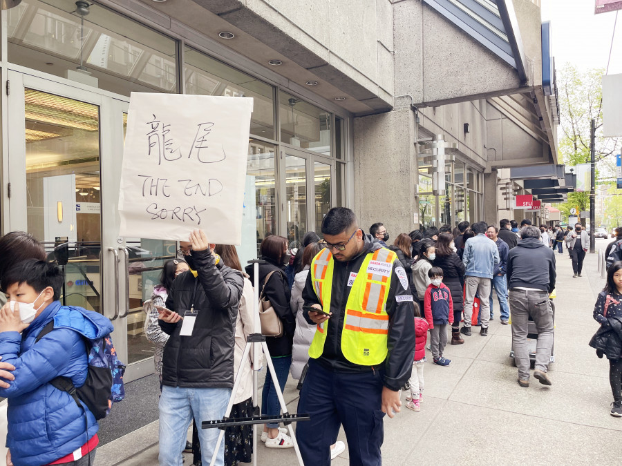 工作人員呼籲後面到來的市民離開。星島記者王弘樹攝