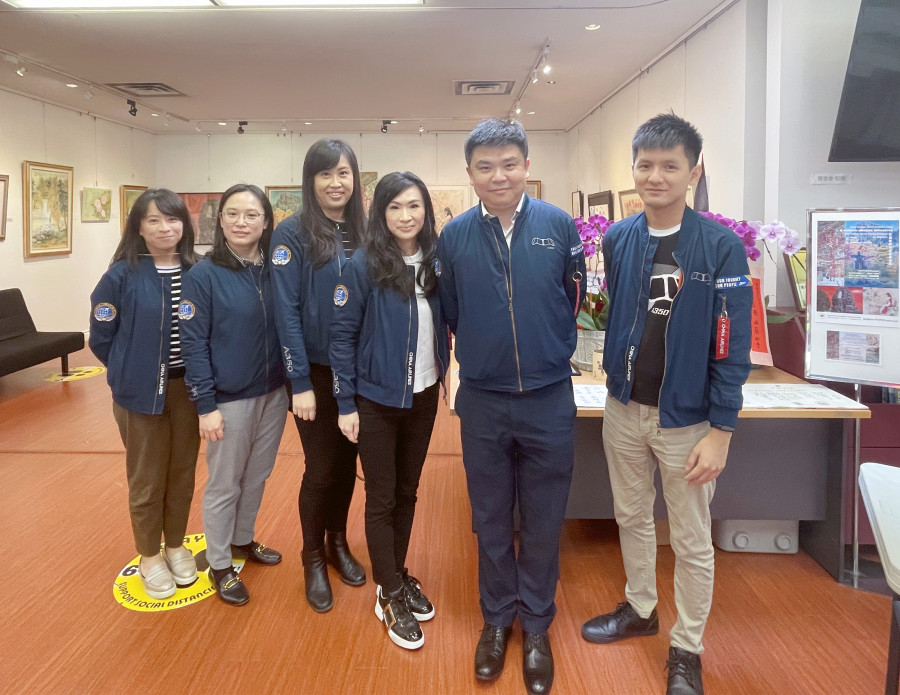 張邱驊（右二）與華航年輕員工合照。星島記者王弘樹攝