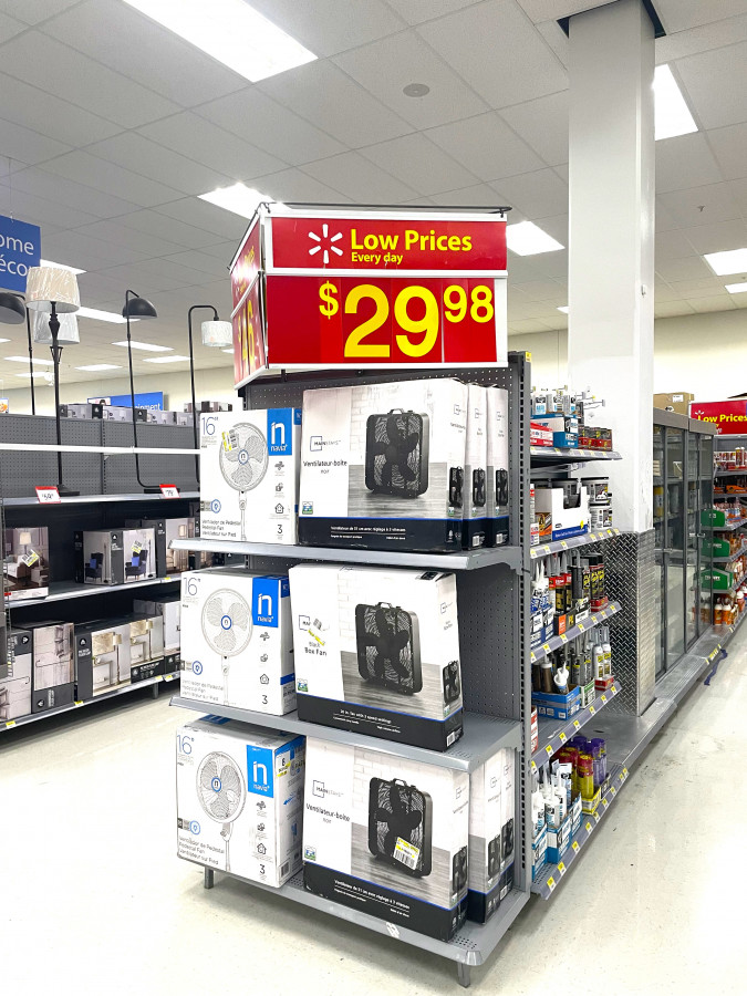 沃爾瑪超市電風扇降價促銷。星島記者王弘樹攝