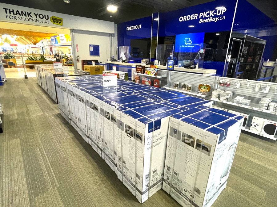 商場移動冷氣機本周末貨存充足。星島記者王弘樹攝