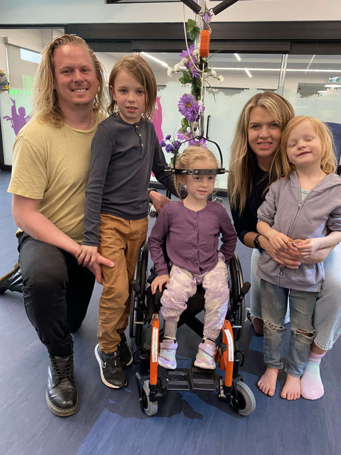 7歲的Sailor也可以在卑詩兒童醫院,正在等待本周四進行第16次骨科手術。大會供圖