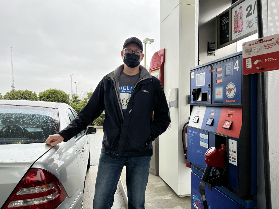 Noel表示現在入油時,會選擇低一個檔次的汽油Extra。星島記者攝