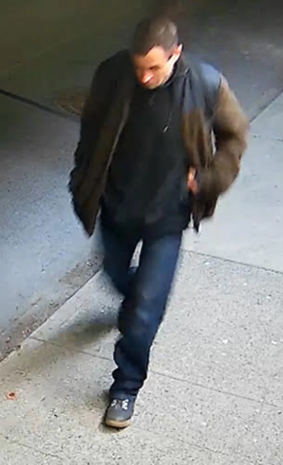 4月20日凌晨1時剛過,這名男子被看到在庫克街(Cook Street)夾卡爾多尼亞街附近地區行走。維多利亞警方