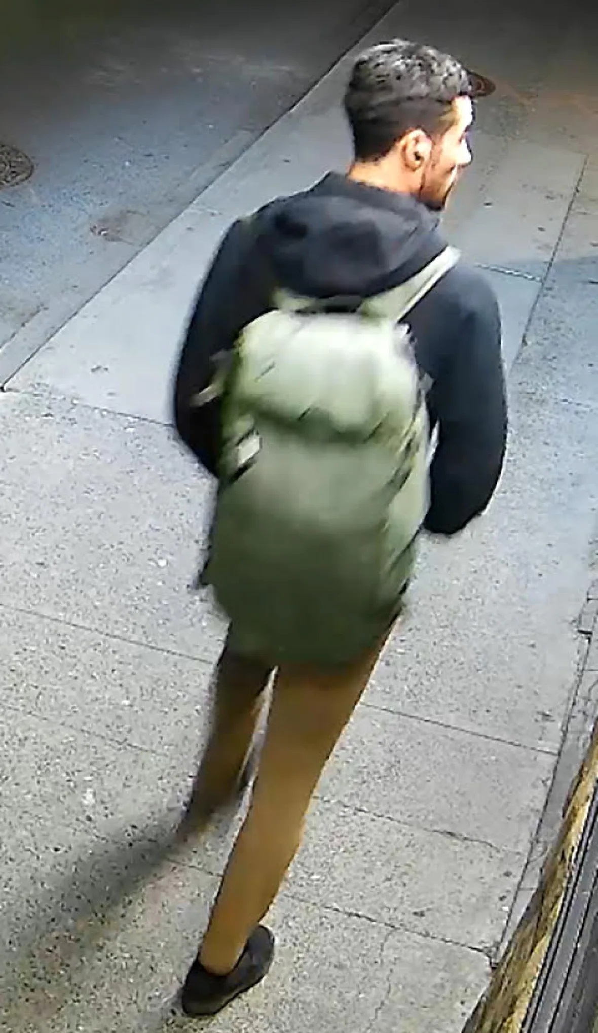 當天凌晨1時過後,該男子也在出現庫克街夾卡爾多尼亞街附近地區。維多利亞警方