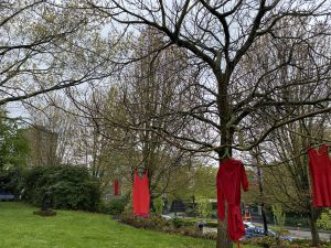 紅裙象征原住民婦女每天面臨的暴力。 本報記者攝