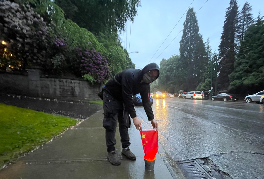 港人周先生焚燒中國國旗表達不滿。星島記者攝