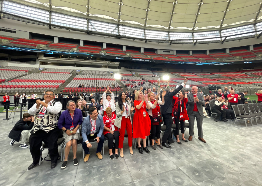 現場嘉賓得知成功申辦賽事,隨即興奮跳起。星島記者王弘樹攝